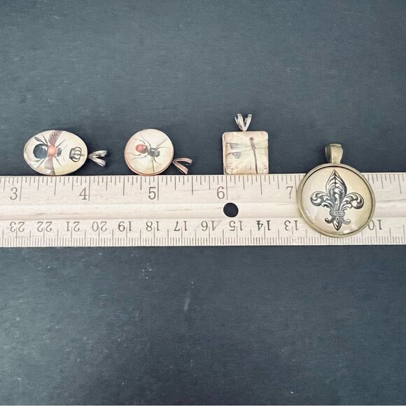 Vintage-Inspired Pendant Set with Insect and Fleur-de-Lis Designs - Picture 2 of 3